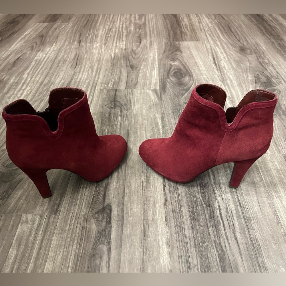 Women’s Giana Bini burgundy/maroon velvet booties (see photos of wear)